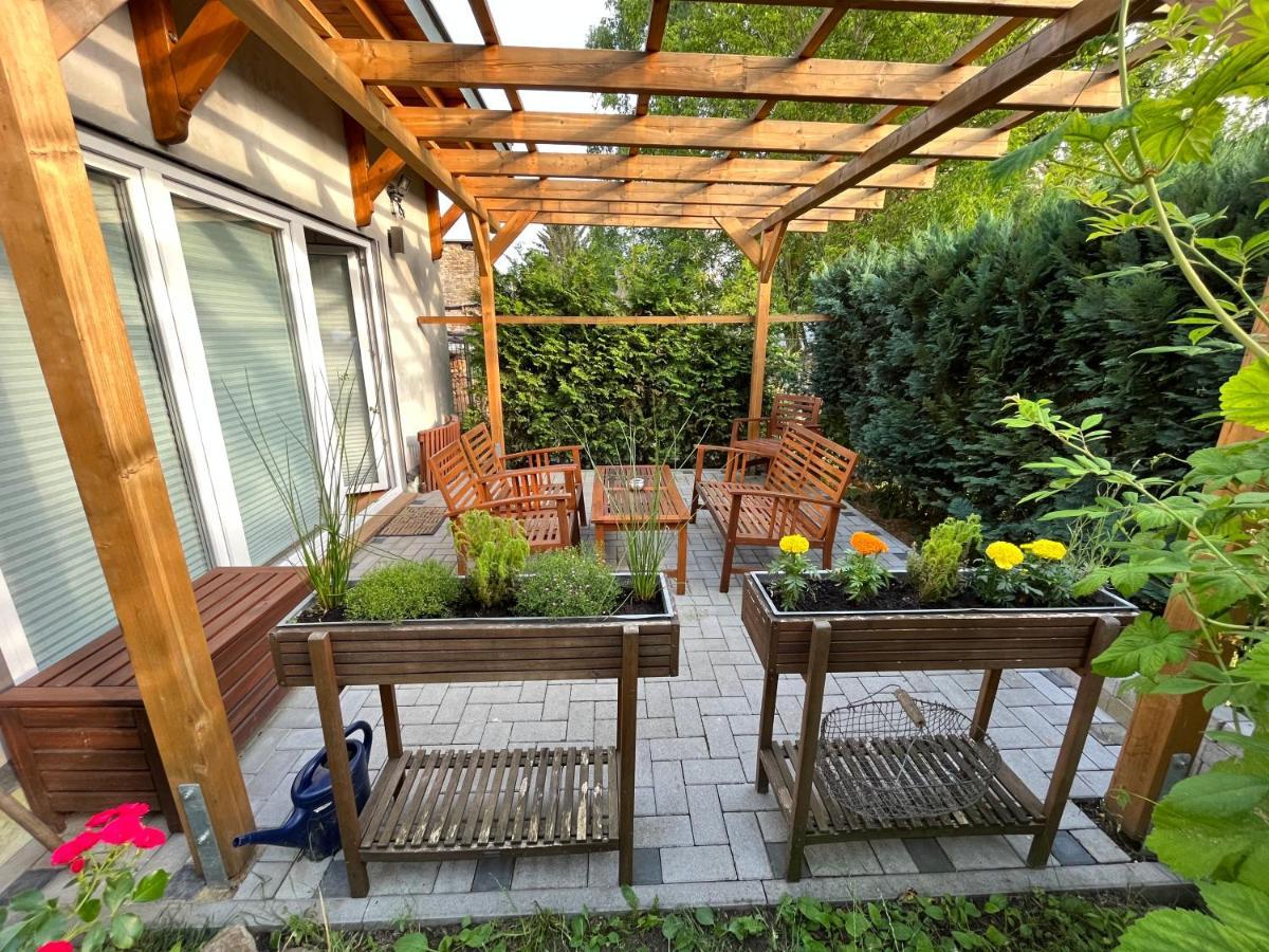 Ferienwohnung Im Stadtzentrum Von Bernau - Komfortable Wohnung Mit 2 Zimmern, Bad, Spuelmaschine, Waschmaschine, Komplette Kueche, Wlan, Terrasse, Ruhige Lage Bernau bei Berlin Bagian luar foto